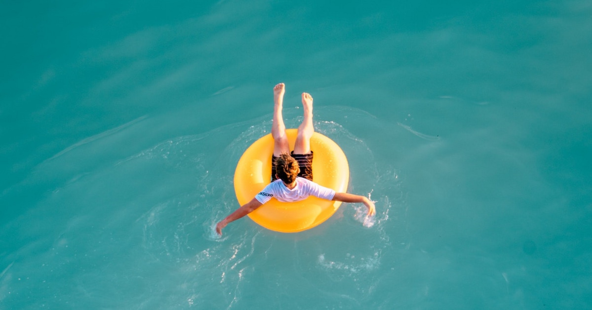 Eine Person in einem Schwimmreifen im Wasser