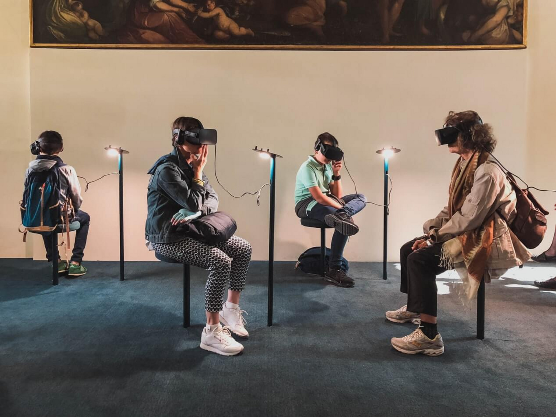 Menschen mit AR-Brille im Museum