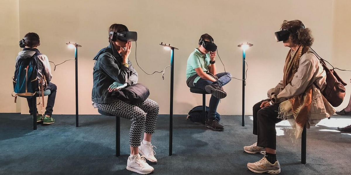 Menschen mit AR-Brille im Museum