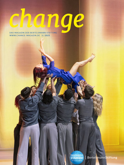 Das Cover des change Magazin: Eine Gruppe Tänzer:innen wirft eine einzelne Tänzerin in die Luft
