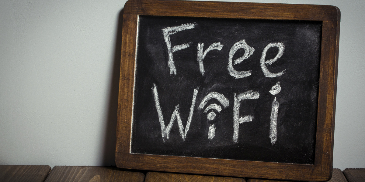 Eine Kreidetafel, auf der Free Wifi geschrieben steht.