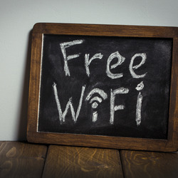 Eine Kreidetafel, auf der Free Wifi geschrieben steht.