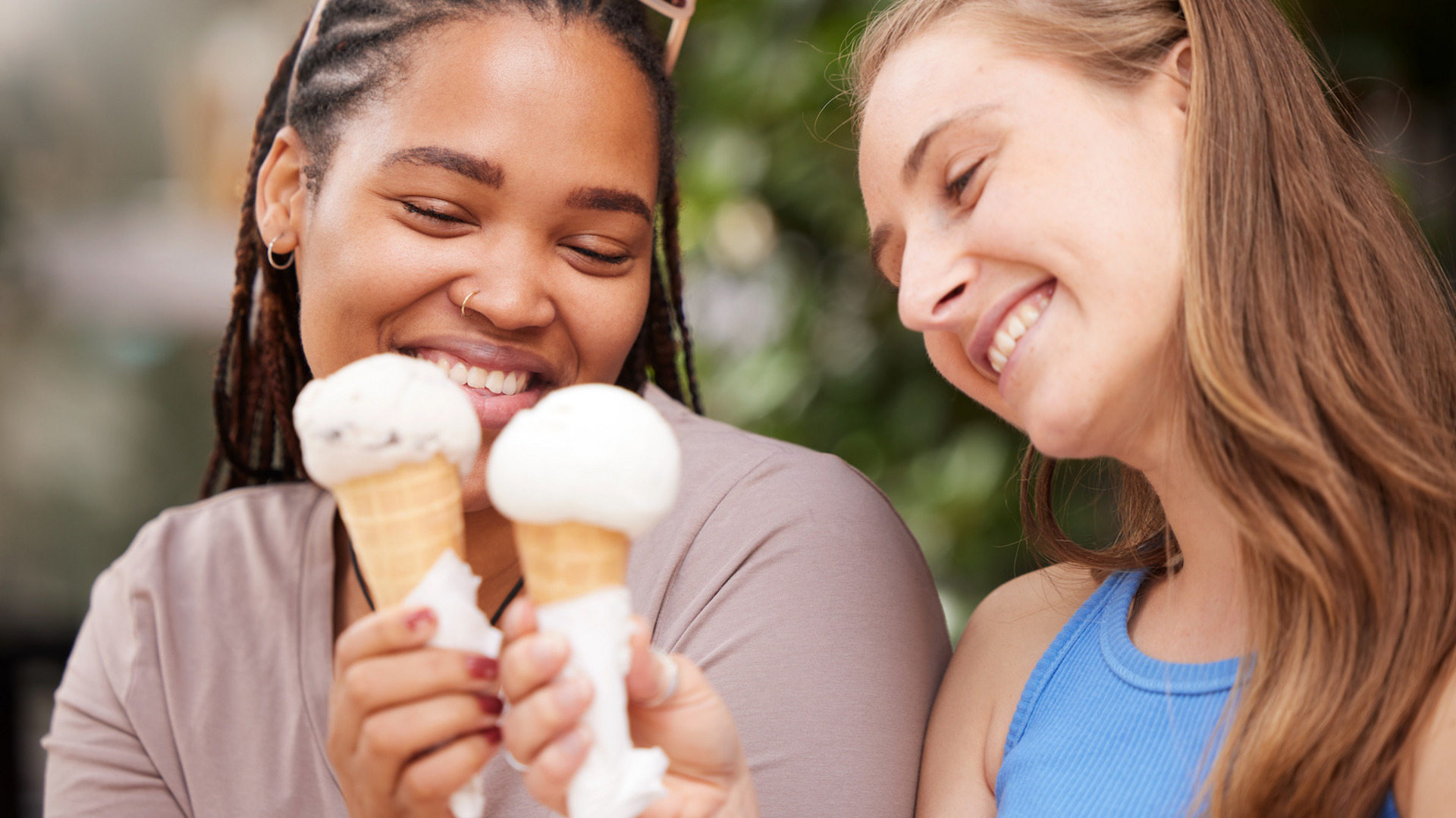 Zwei Frauen essen Eis.