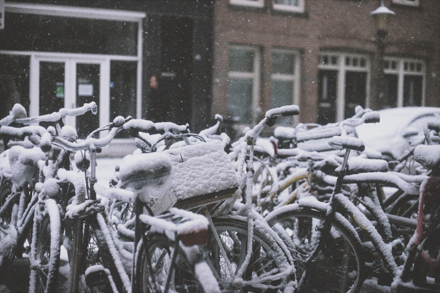 Viele mit Schnee bedeckte Fahrräder