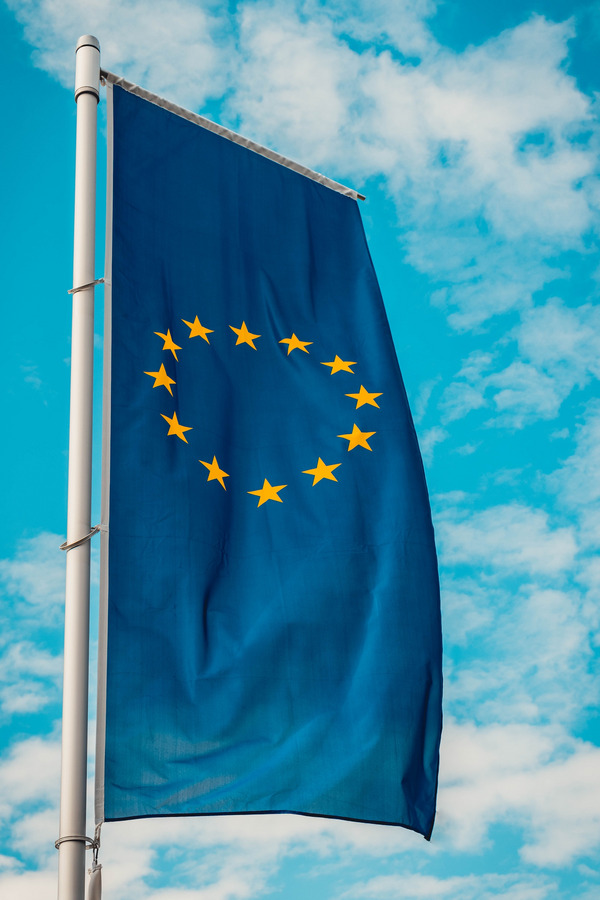 Die Flagge der EU weht vor blauem Himmel