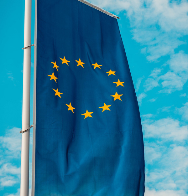 Die Flagge der EU weht vor blauem Himmel