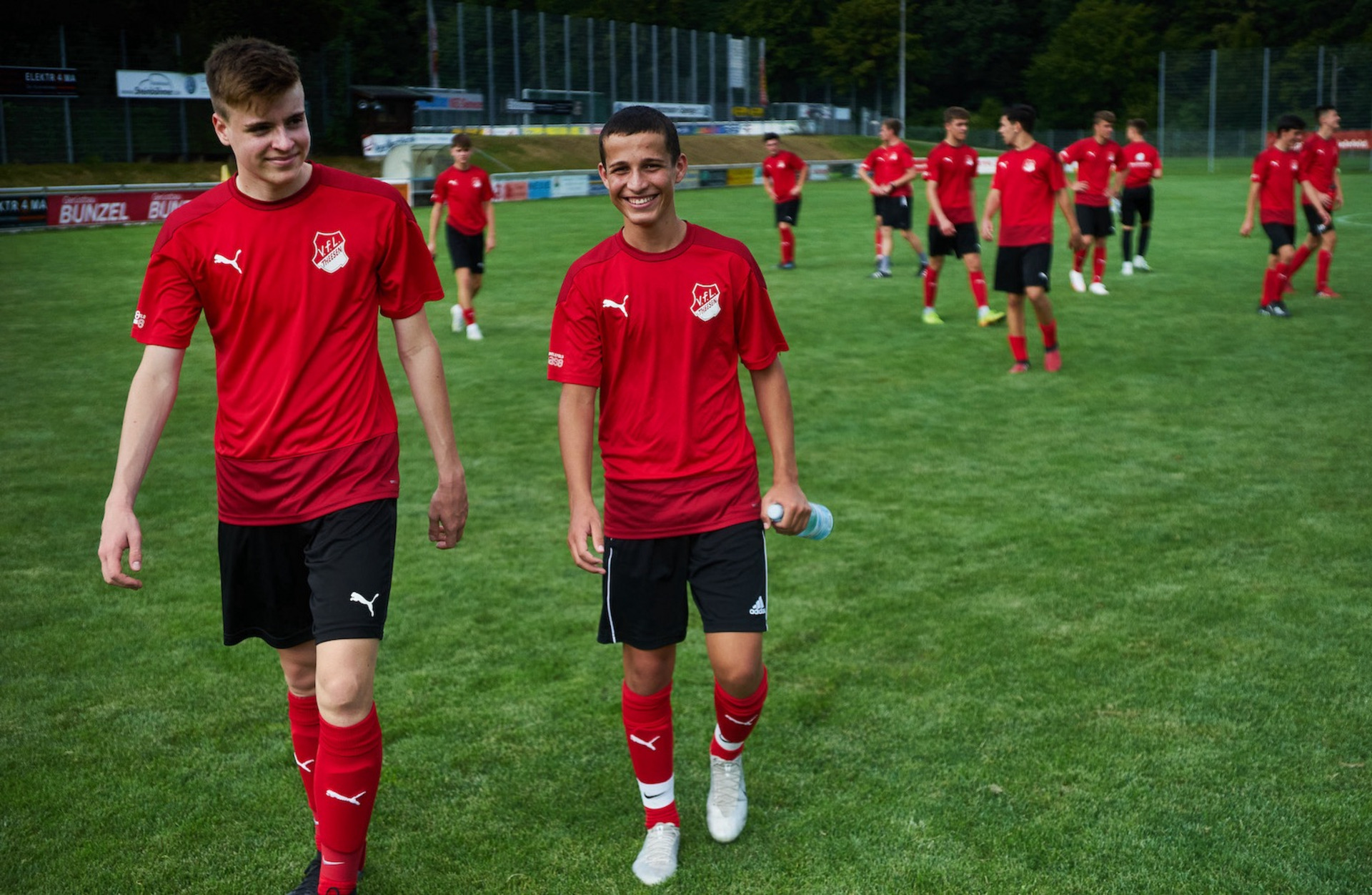 Eine Fußballmannschaft auf dem Platz mit roten Trikots