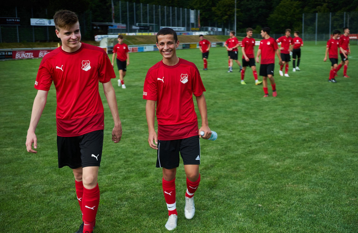 Eine Fußballmannschaft auf dem Platz mit roten Trikots