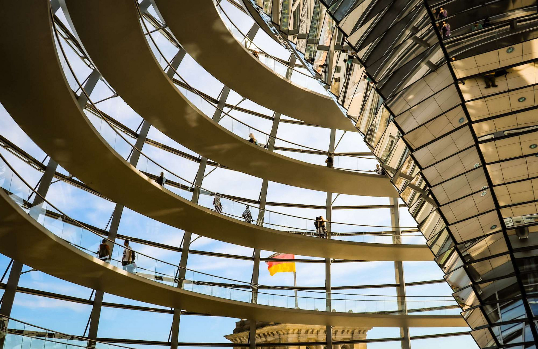 Die gut besuchte Kuppel des Bundestags von innen.
