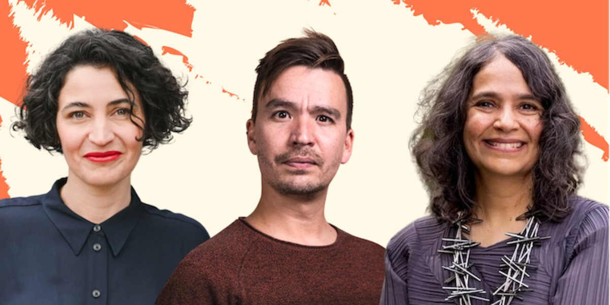 Ein Bild mit drei Personen vor einem abstrakten, orange-weiß gemusterten Hintergrund. Die Person links hat kurze, lockige schwarze Haare, trägt roten Lippenstift und ein dunkelblaues Hemd. Die Person in der Mitte hat kurzes, braunes Haar mit einer leicht nach oben gestylten Frisur und trägt ein braunes Oberteil. Die Person rechts hat schulterlanges, lockiges, grau-braunes Haar und trägt ein lila Oberteil mit einer auffälligen Halskette. Alle drei Personen schauen freundlich und direkt in die Kamera.