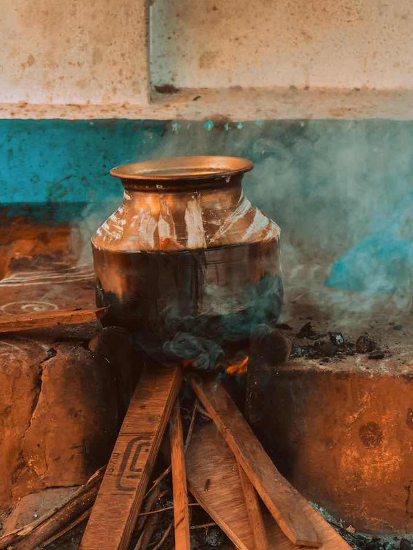 Gericht zu Pongal im Topf über einer Feuerstelle