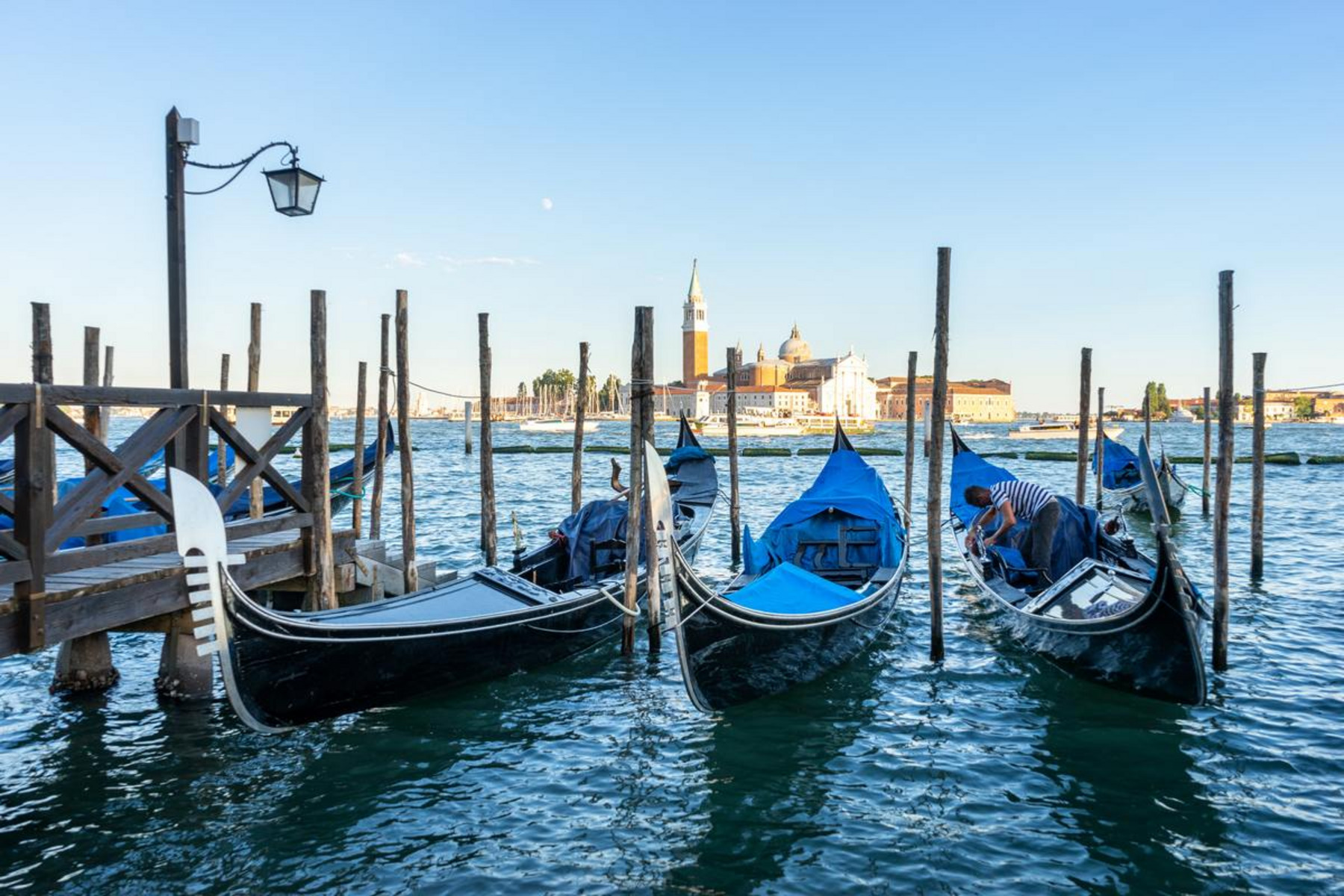 Keine Kreuzfahrtschiffe mehr: nur drei Gondeln im Hafen von Venedig