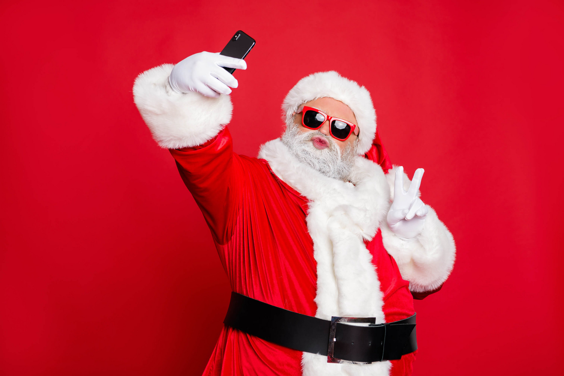 Ein Weihnachtsmann macht ein Selfie