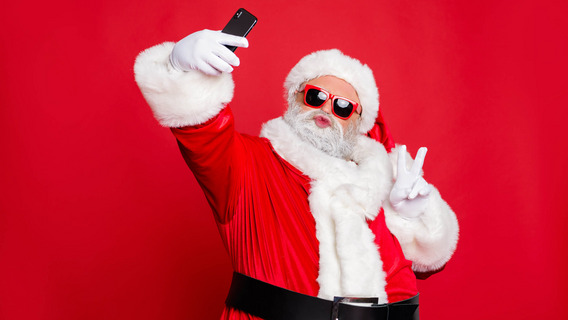 Ein Weihnachtsmann macht ein Selfie