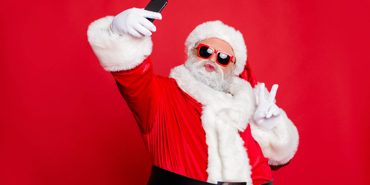 Ein Weihnachtsmann macht ein Selfie