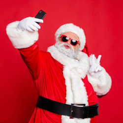 Ein Weihnachtsmann macht ein Selfie