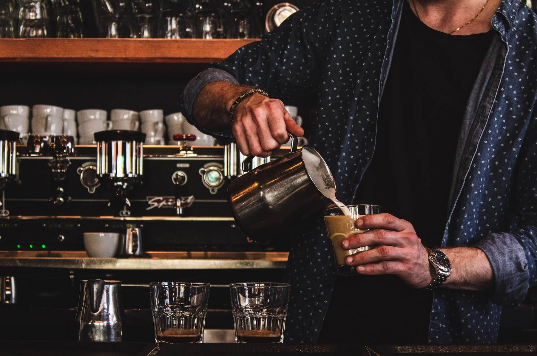 Ein:e Barrista bereitet Kaffee in einem Restaurant zu