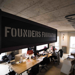 Die von der Bertelsmann Stiftung initiierte Founders Foundation organisiert nicht nur Events für die Startup-Szene, sondern bietet mit ihrem Camp ein professionelles Inkubatorprogramm.
