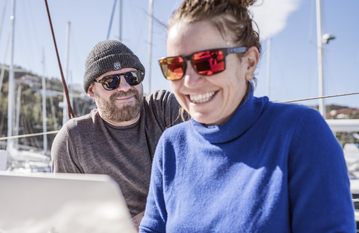 Maren und Matthias Wagener auf ihrem Katamaran bei der Arbeit