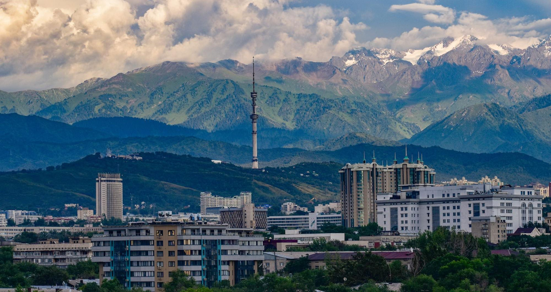 Stadt in Kasachstan mit Fernsehturm vor Berglandschaft