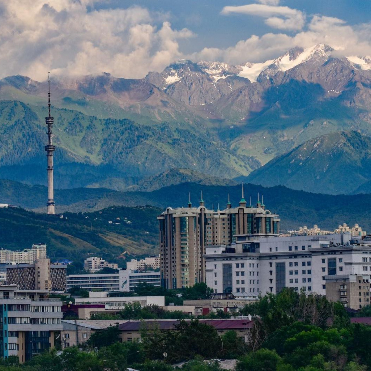 Stadt in Kasachstan mit Fernsehturm vor Berglandschaft