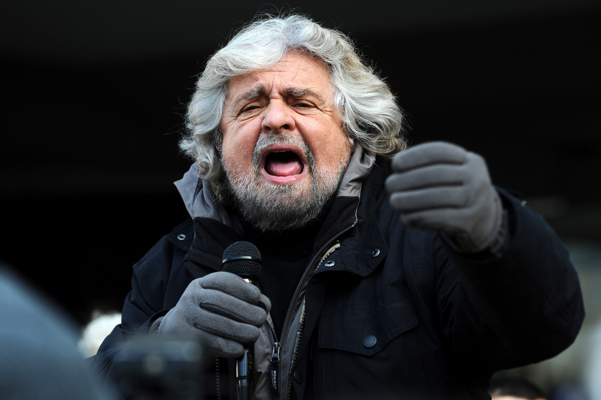 Beppe Grillo spricht in ein Mikrofon.