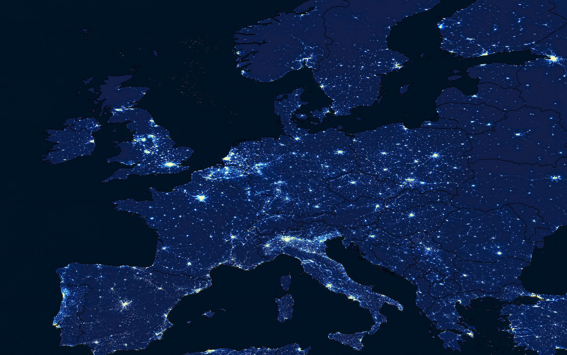 Europa aus dem All bei Nacht betrachtet, mit leuchtenden Ballungszentren