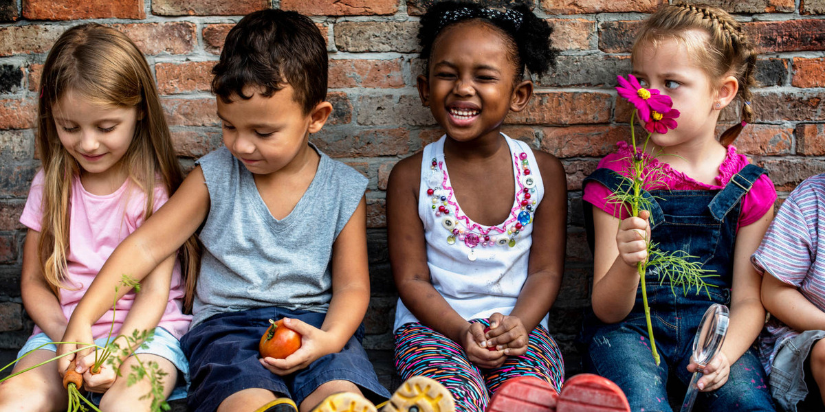 Kinder auf Expedition mit einer Erzieherin