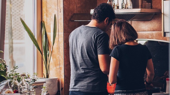 Eine Frau und ein Mann stehen gemeinsam am Herd