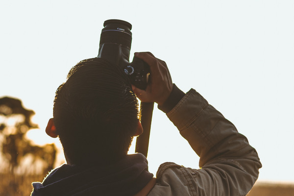 Mann von hinten mit Fotoapparat