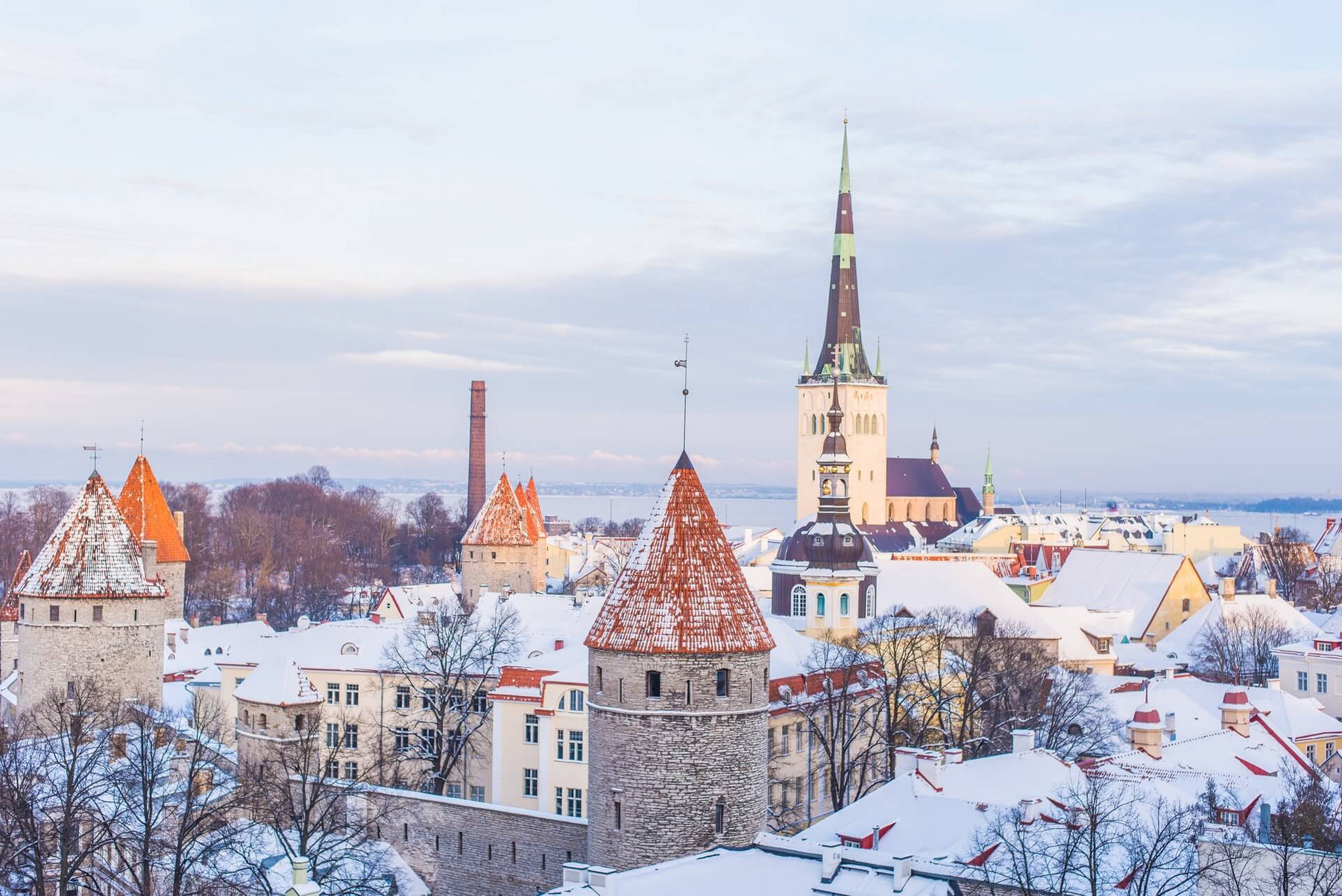 Die verschneite Altstadt der estnischen Hauptstadt Tallinn.