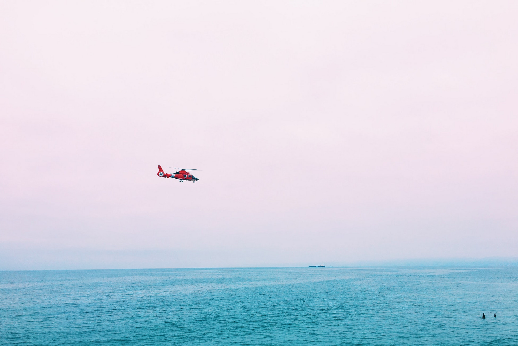 Helikopter der Seenotrettung über dem Meer