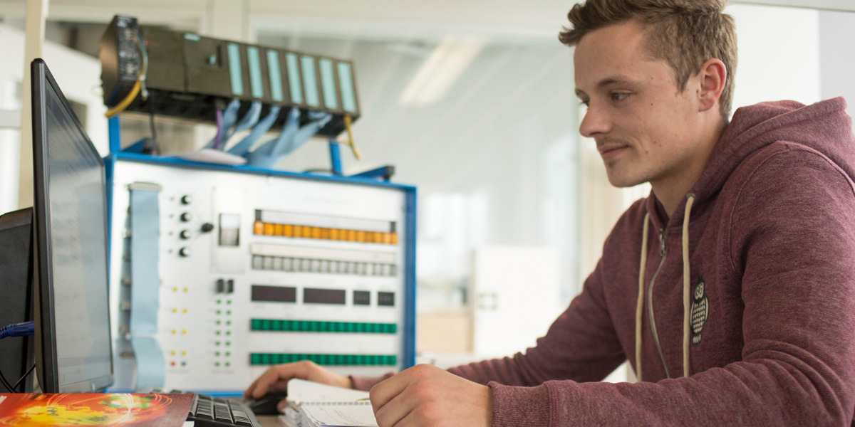 Ein Berufsschüler bei der Arbeit am Computer.
