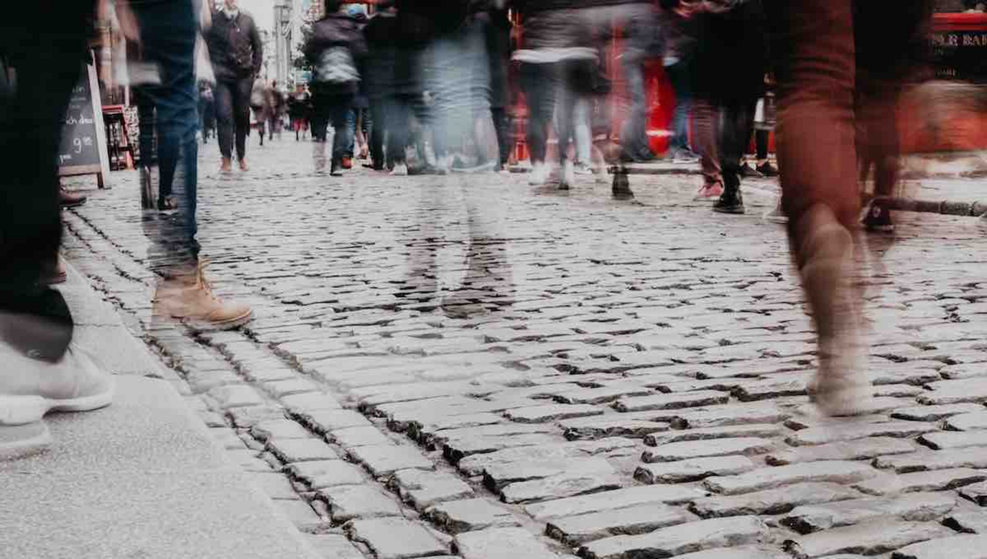 Passanten auf einer Straße.