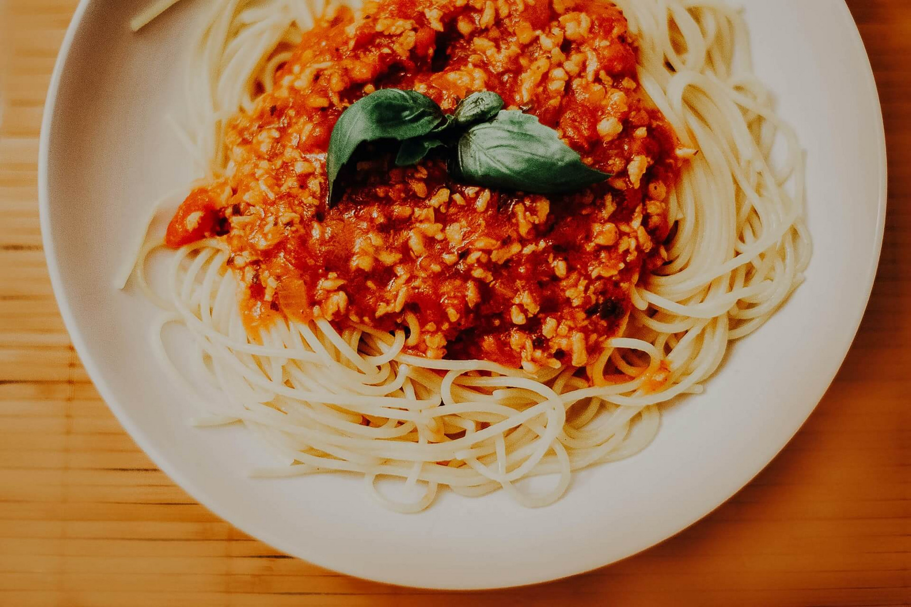 Ein Teller mit Spaghetti Bolognese.