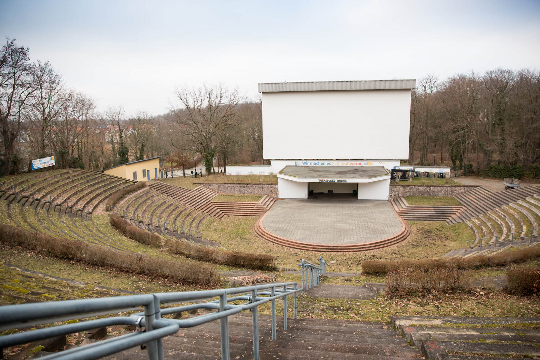 Der Volksplatz in Borna verfügt über eine große Freiluftbühne für Kulturveranstaltungen