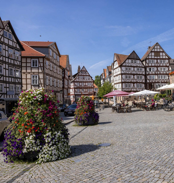 Ansicht der Kleinstadt Homberg (Efze) mit Fachwerkhäusern und bunten Blumen.