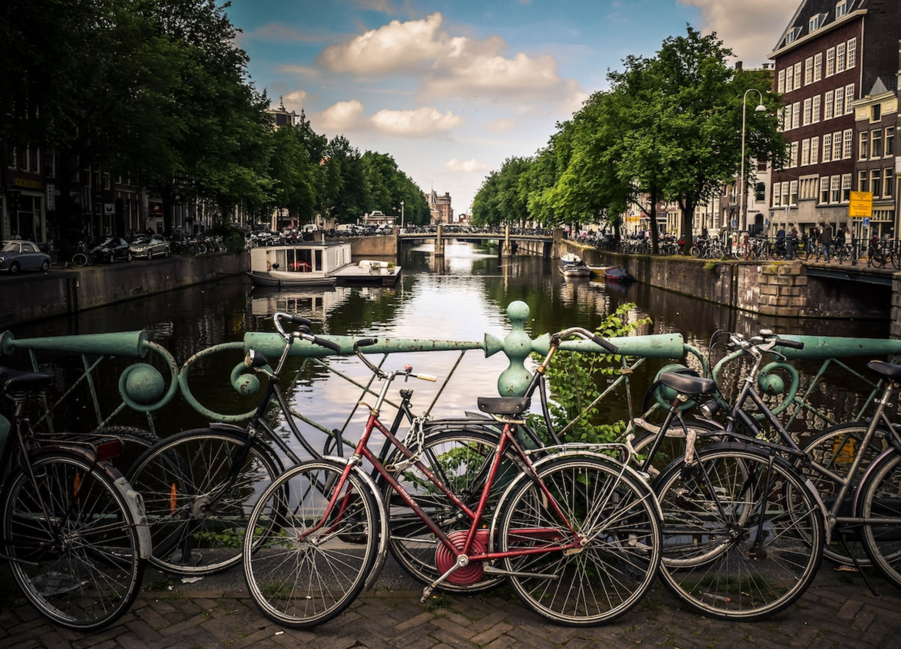 Fahrräder auf einer Amsterdamer Brücke