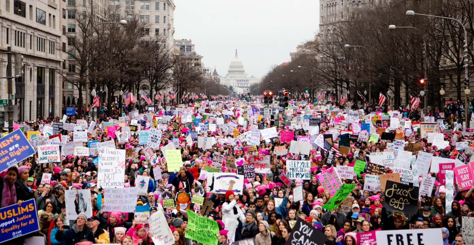 Eine Straße voll von Menschen mit Schildern, die bei der „Women’s March on Washington“ demonstrieren.