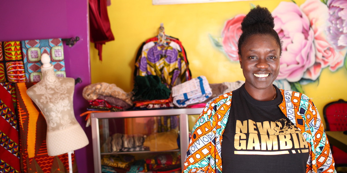 Die gambische Frau Soma Njie in einem bunten Raum