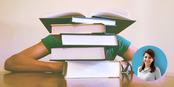 Eine Frau versteckt sich hinter einem Bücherstapel. Rechts unten ist ein Porträt der Kolumnistin Suzanna Alkotaish eingeblendet.