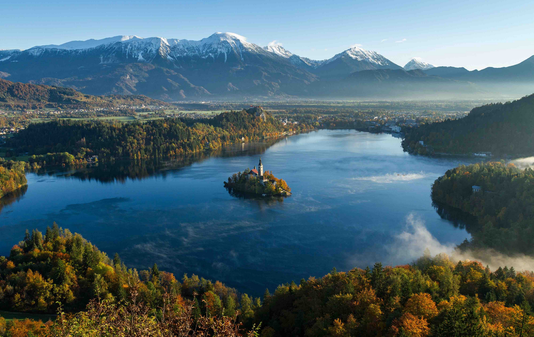 Landschaft aus Bergen, einem See und einer Insel mit Burg