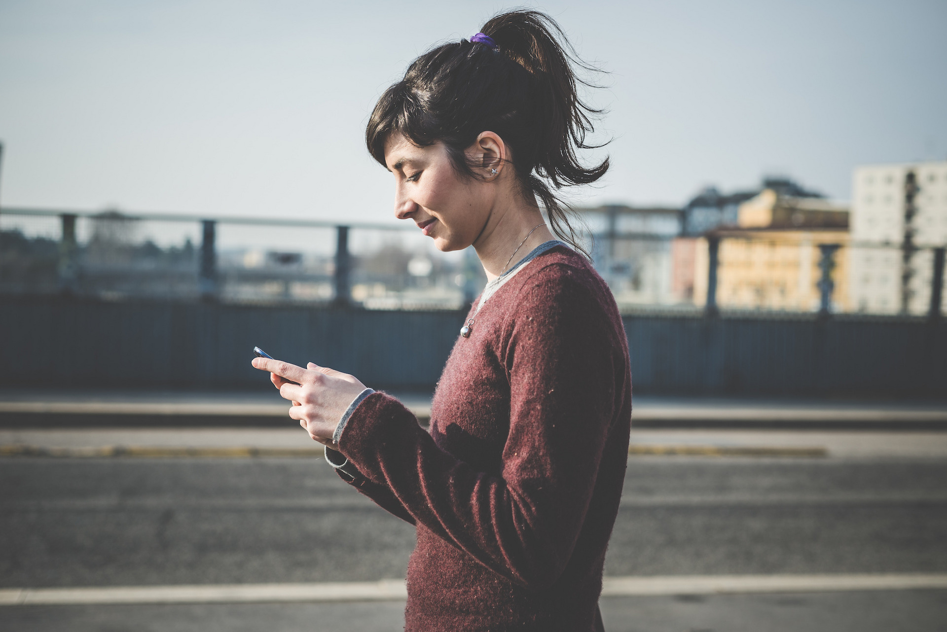 Eine Frau schaut auf ihr Smartphone