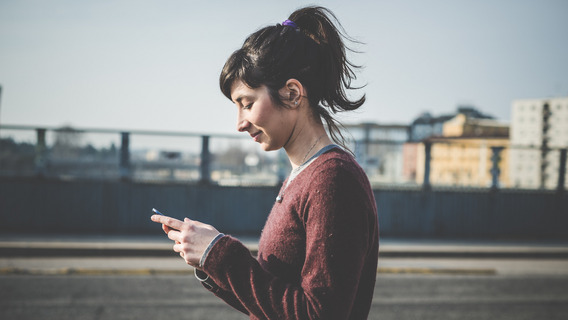 Eine Frau schaut auf ihr Smartphone