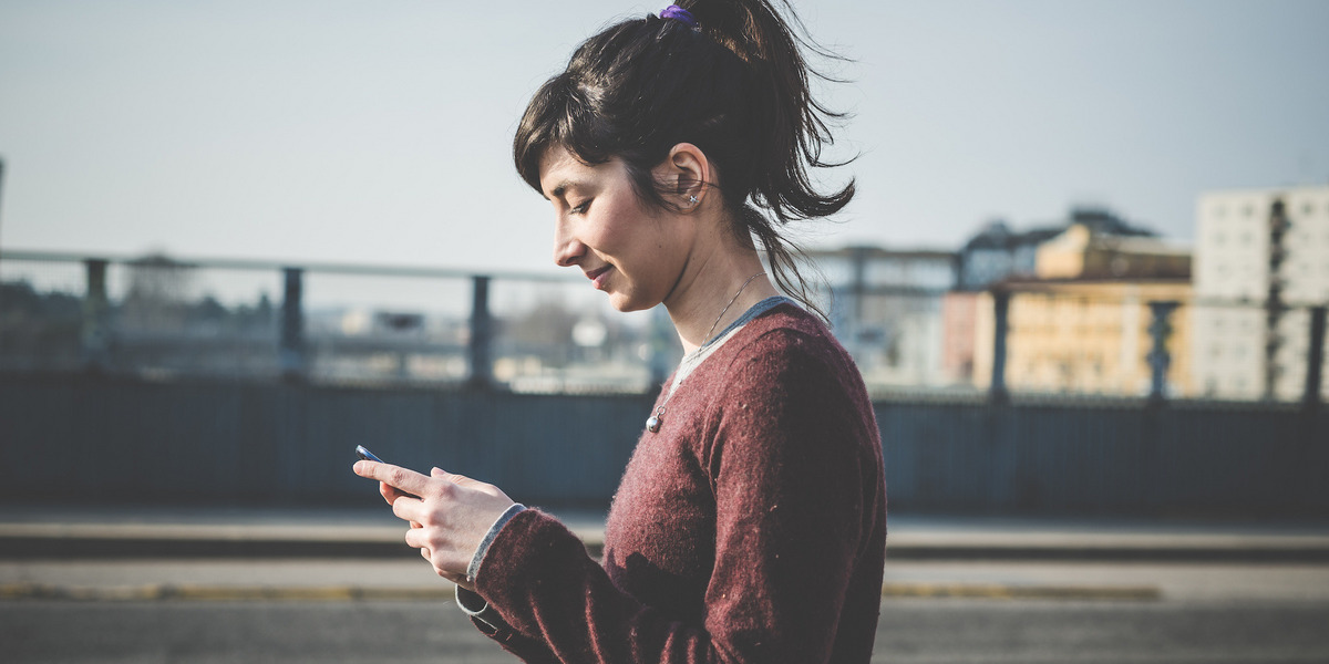 Eine Frau schaut auf ihr Smartphone
