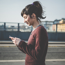 Eine Frau schaut auf ihr Smartphone