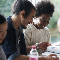 Junge Studierende beim gemeinsamen Lernen