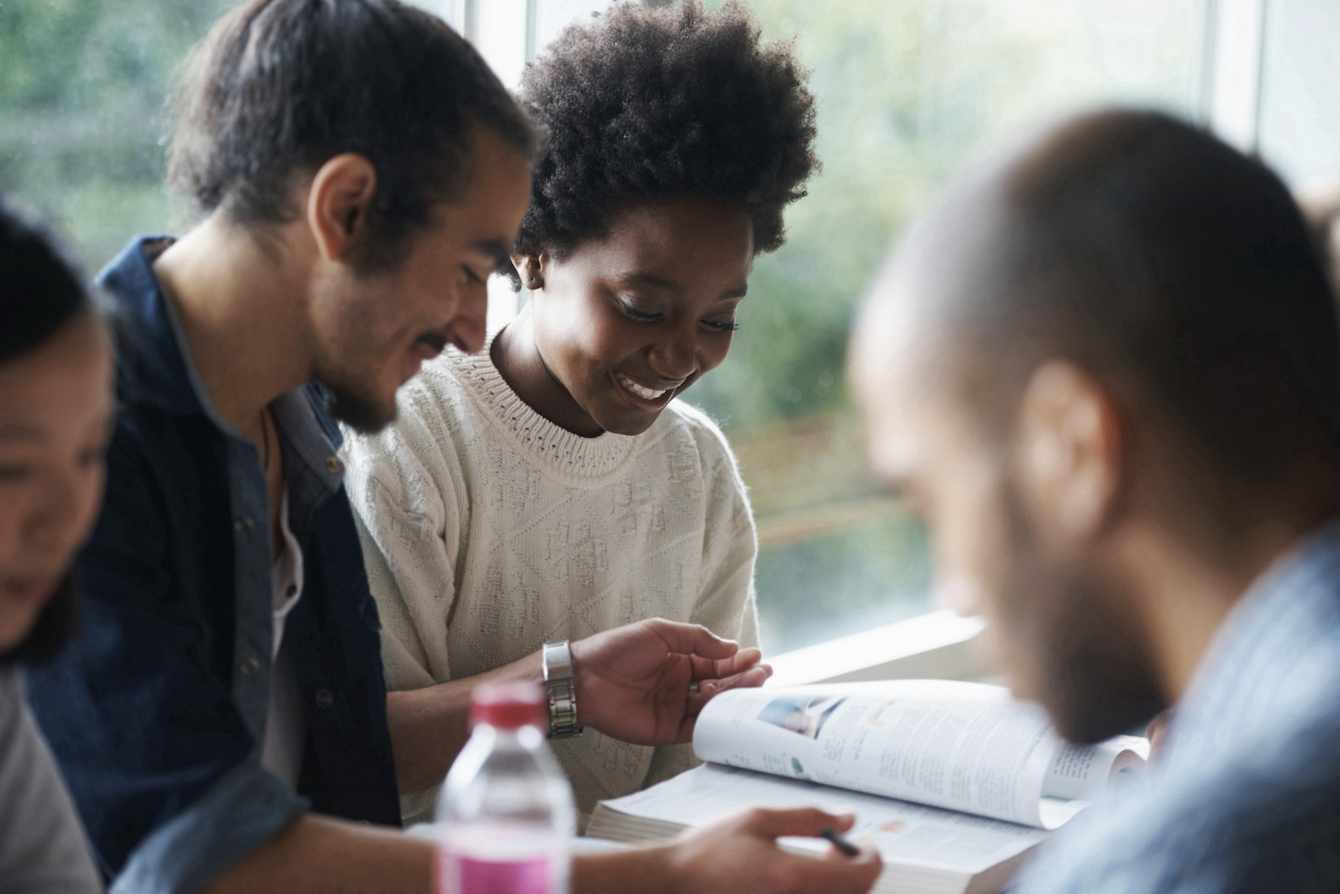 Junge Studierende beim gemeinsamen Lernen