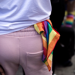 Eine Regenbogenflagge, die die Bewegung für die Rechte Nicht-Heterosexueller symbolisiert, steckt in einer Hosentasche.