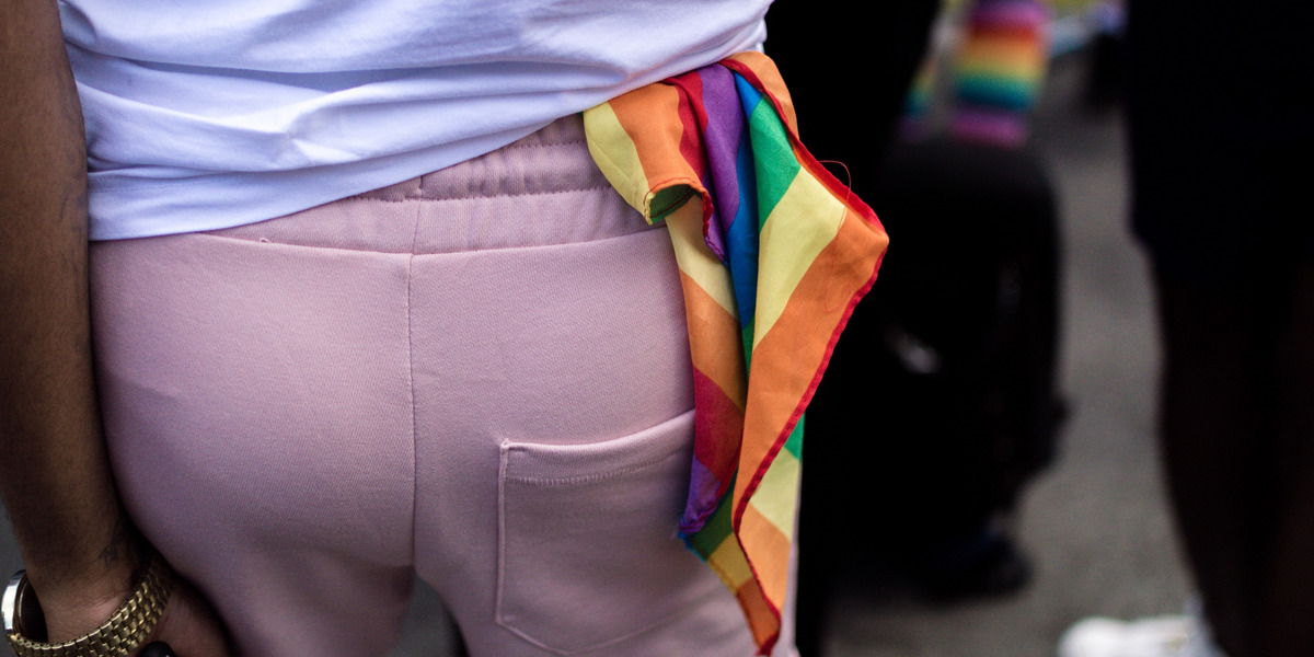 Eine Regenbogenflagge, die die Bewegung für die Rechte Nicht-Heterosexueller symbolisiert, steckt in einer Hosentasche.